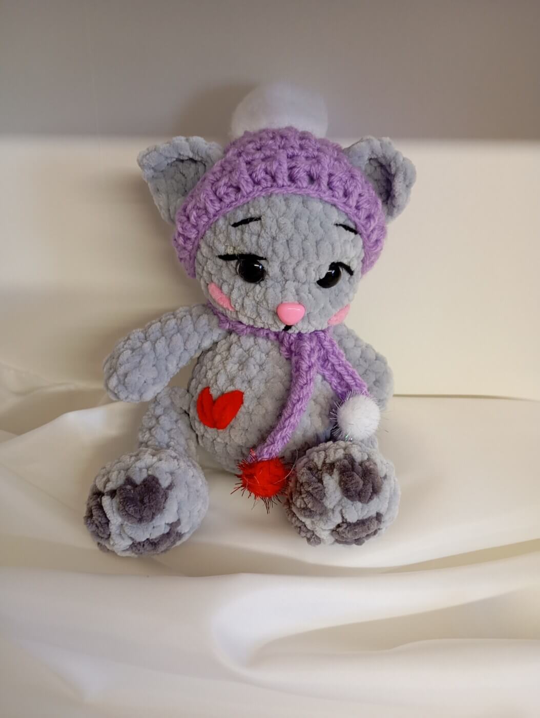 Μικρό γατάκι μικρό με σκούρο και κασκόλ