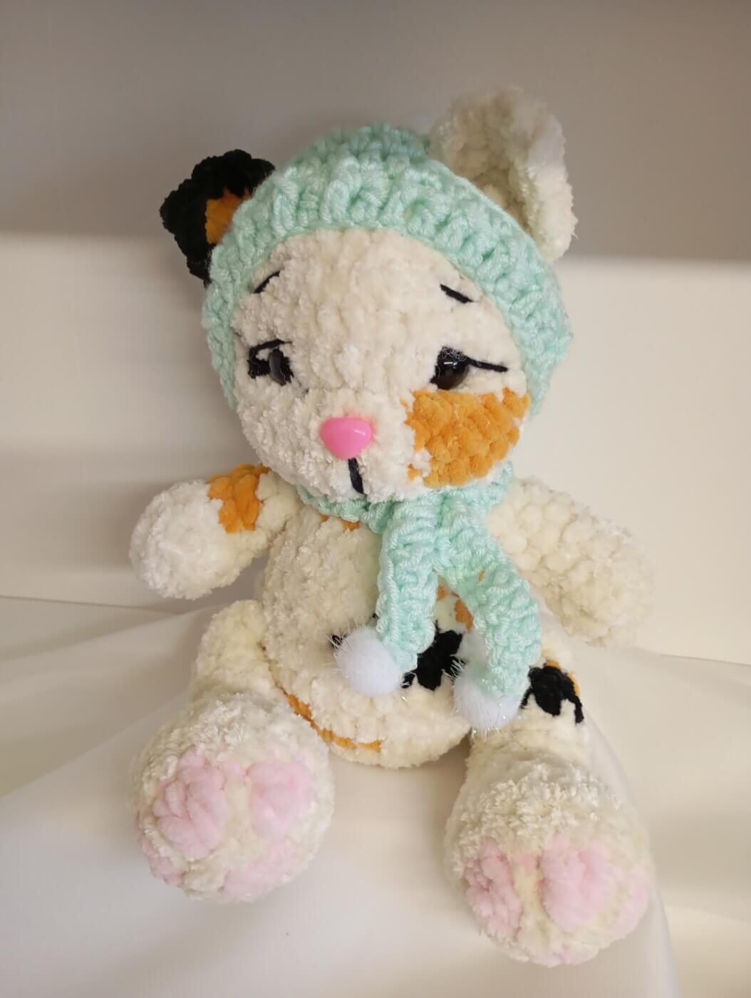 Γατούλας με σκουφάκι και κασκόλ