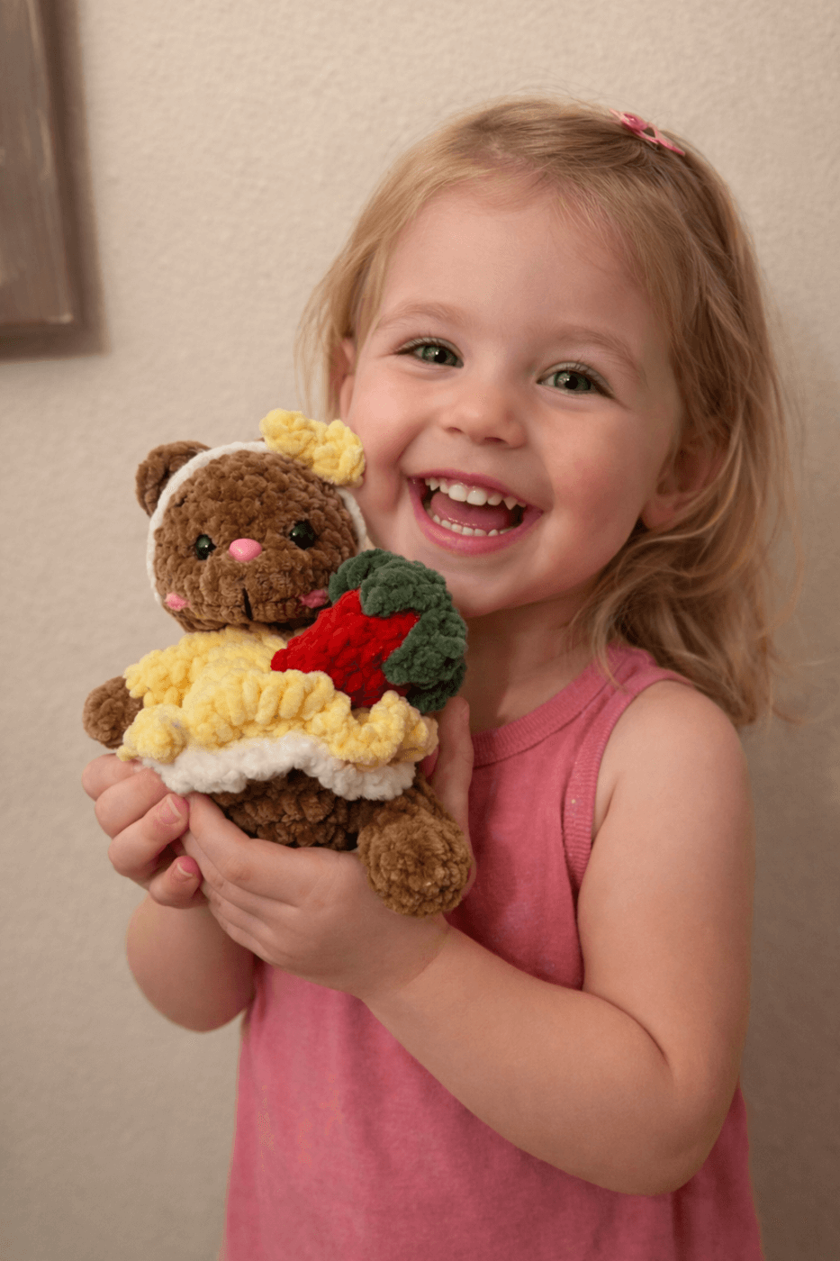 Πλεκτό αρκουδάκι με κίτρινο φουστάνι και μπρελόκ φράουλα